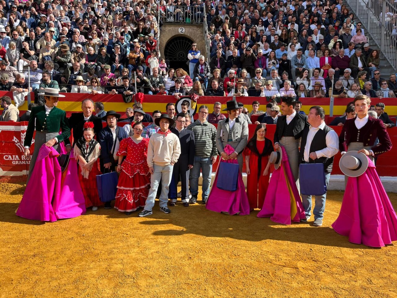Morante, El Fandi, Perera y Zulueta destacan en el triunfo de la solidaridad en Granada
