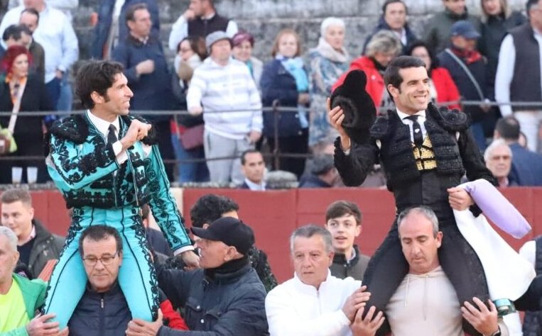 El capote de Ortega brilla en el triunfo de Cayetano y De Justo en Baeza