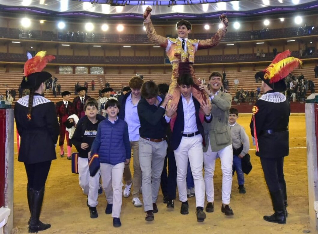 Aarón Palacio, debut de impacto y triunfo a golpe cantado en Zaragoza