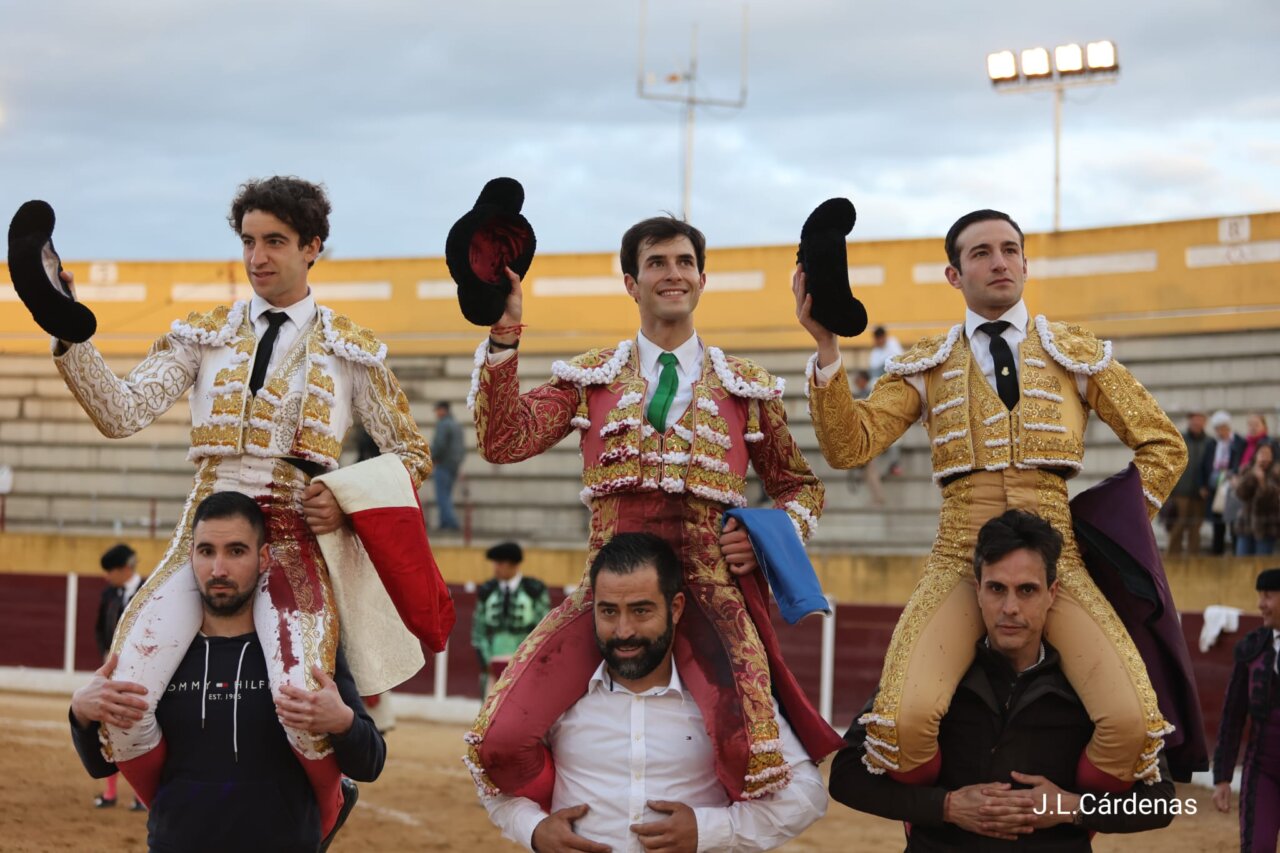 Molina, Víctor Hernández y Navalón, el futuro a hombros en Casarrubios del Monte