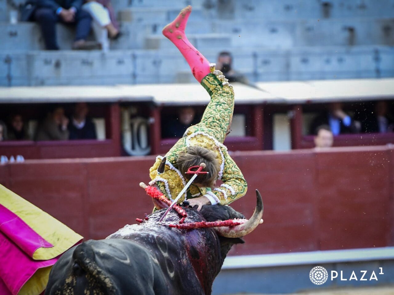 Juan Leal se libra de milagro a portagayola y al entrar a matar al quinto en Las Ventas