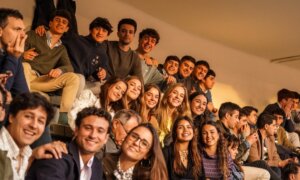 Un grupo de jóvenes en la plaza de toros de Las Ventas. Foto: Plaza 1
