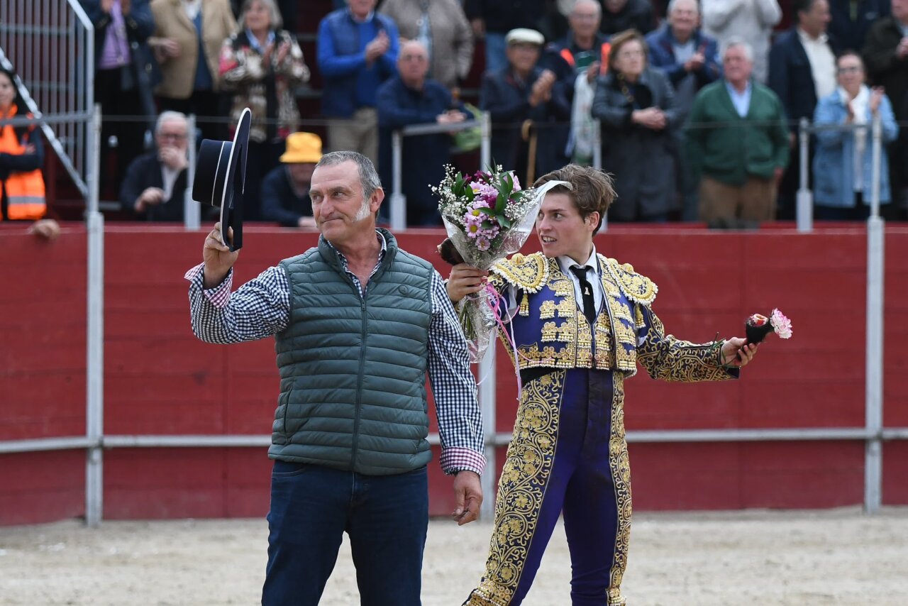 Gran tarde de Álvaro Serrano y un novillo de Ángel Luis Peña de vuelta en Talamanca