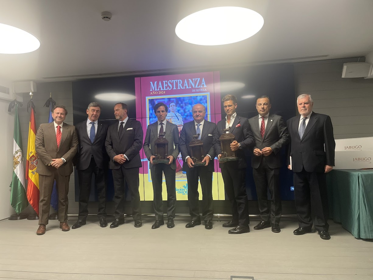 Entregados los trofeos Pepe Luis Vázquez y presentado el anuario Maestranza de Sevilla