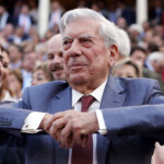 Mario Vargas Llosa, en una barrera de la Real Maestranza. Foto: Arjona