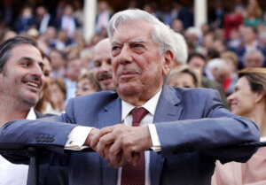 Mario Vargas Llosa, en una barrera de la Real Maestranza. Foto: Arjona