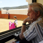 Mario Vargas Llosa, en un tentadero en la ganadería de El Parralejo en 2010. Foto: Arjona