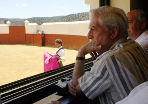 Mario Vargas Llosa, en un tentadero en la ganadería de El Parralejo en 2010. Foto: Arjona