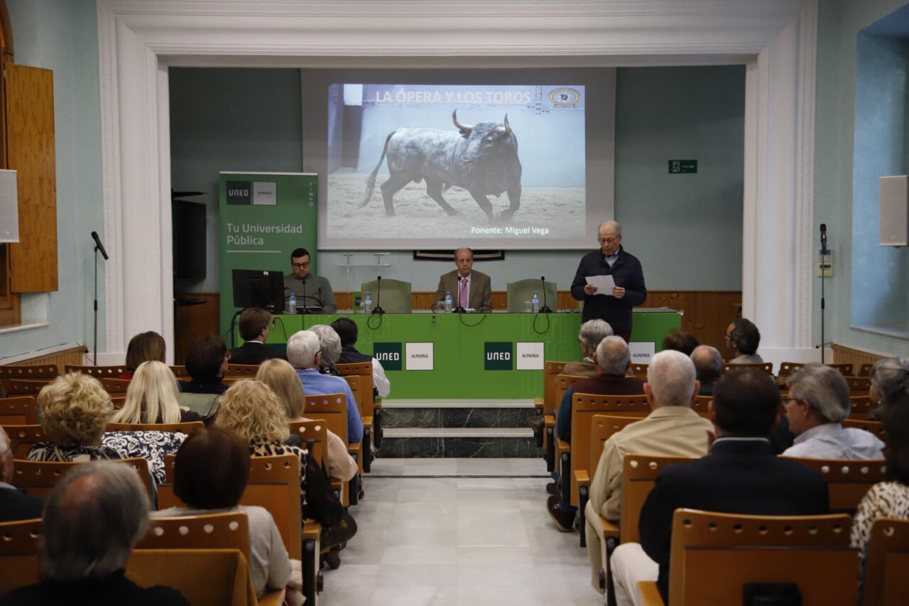 Miguel Vega reflexiona sobre la ópera y los toros en Almería