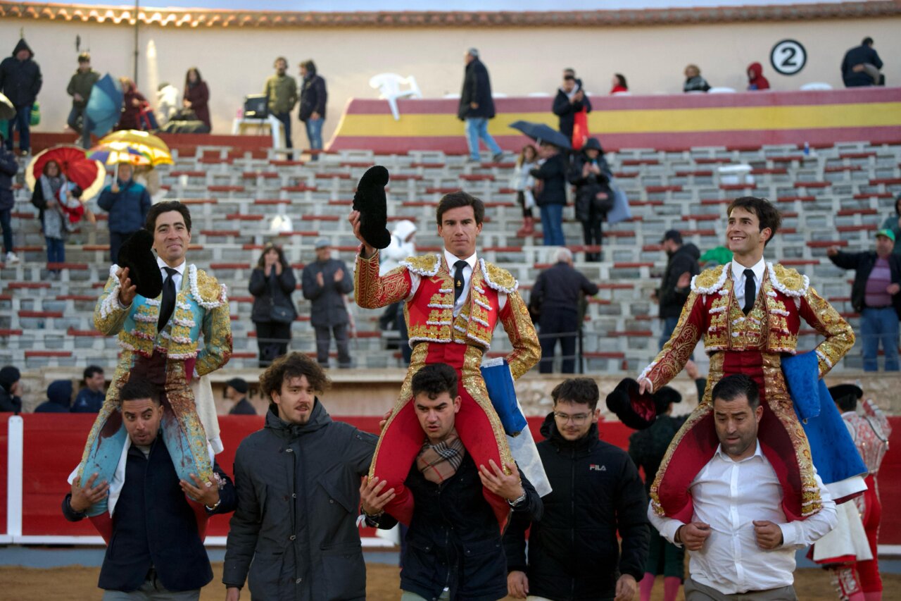 Ocho orejas para la terna frente al viento y la lluvia en Iniesta