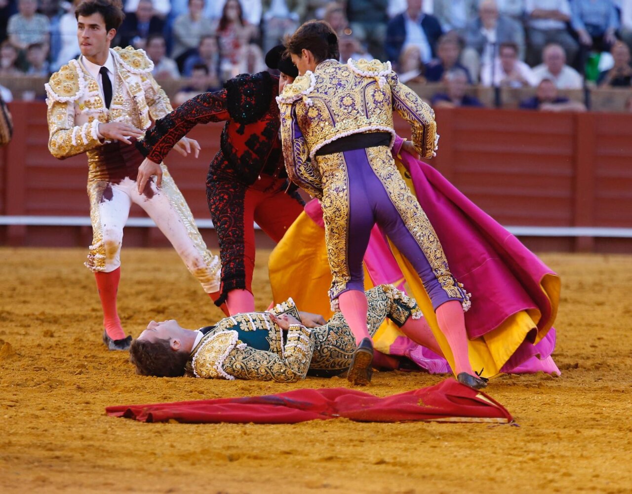 Así fue la tremenda cogida sufrida por Calerito en Sevilla