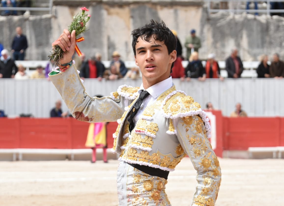 La seguridad de Tomás Bastos y las ganas de Víctor rozan la puerta grande en Arles