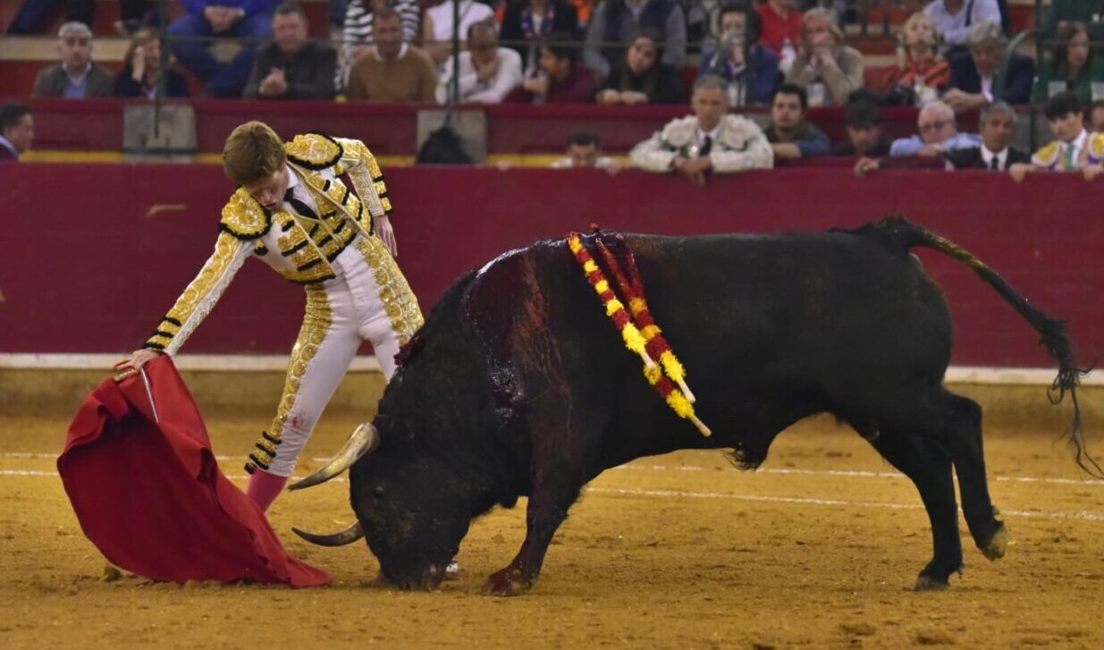 Una faena de Borja Jiménez en medio del despropósito en Zaragoza