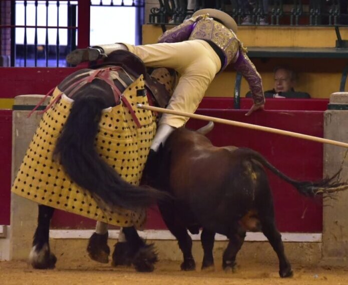 El duro percance del picador Pedro Morales, descabalgado por el segundo, en imágenes