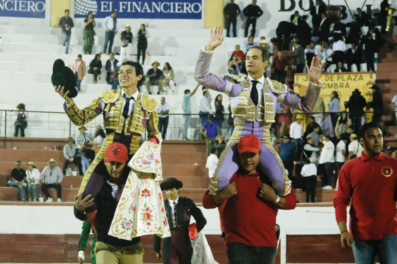 Pleno de Isaac Fonseca, en hombros con Juan Pablo Sánchez en Texcoco