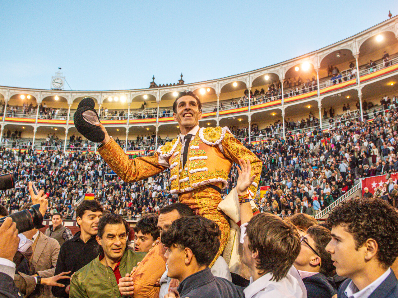 Talavante abre su sexta puerta grande en Madrid en el descorche de San Isidro