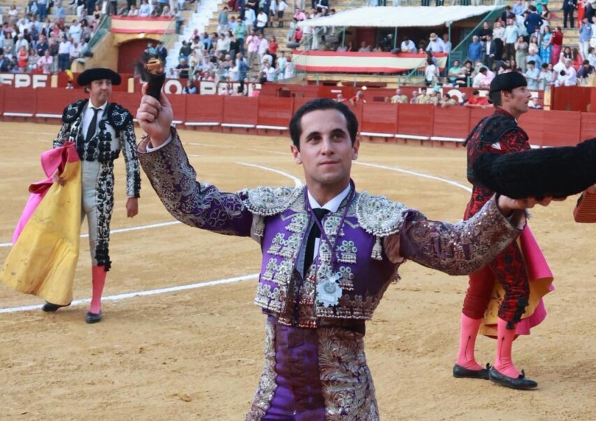 Peregrino, Morilla y Candelas, entrega y oreja por coleta en Jerez