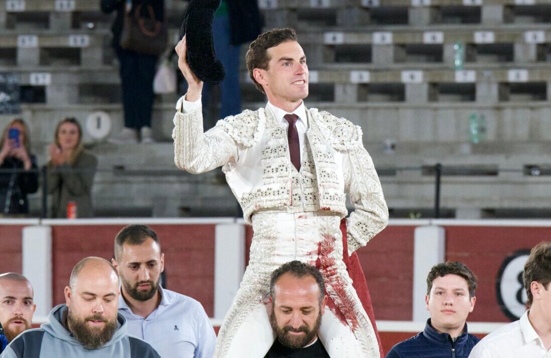 Tres orejas para Fernando Adrián y una Ureña y Molina en excelente corrida de Montalvo