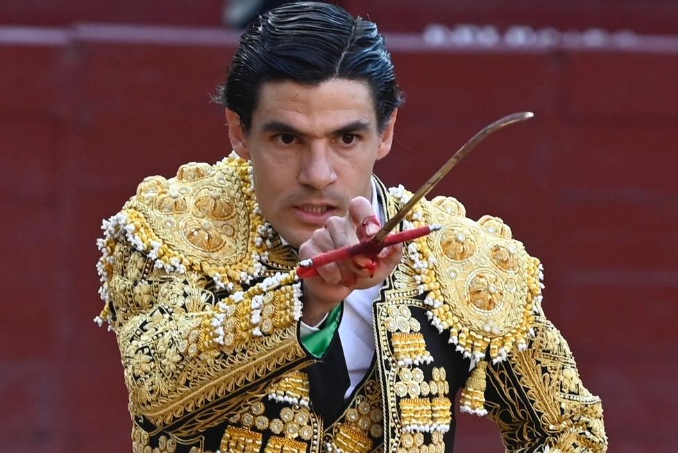 Pablo Aguado, cinco puntos de sutura al cortarse con la espada