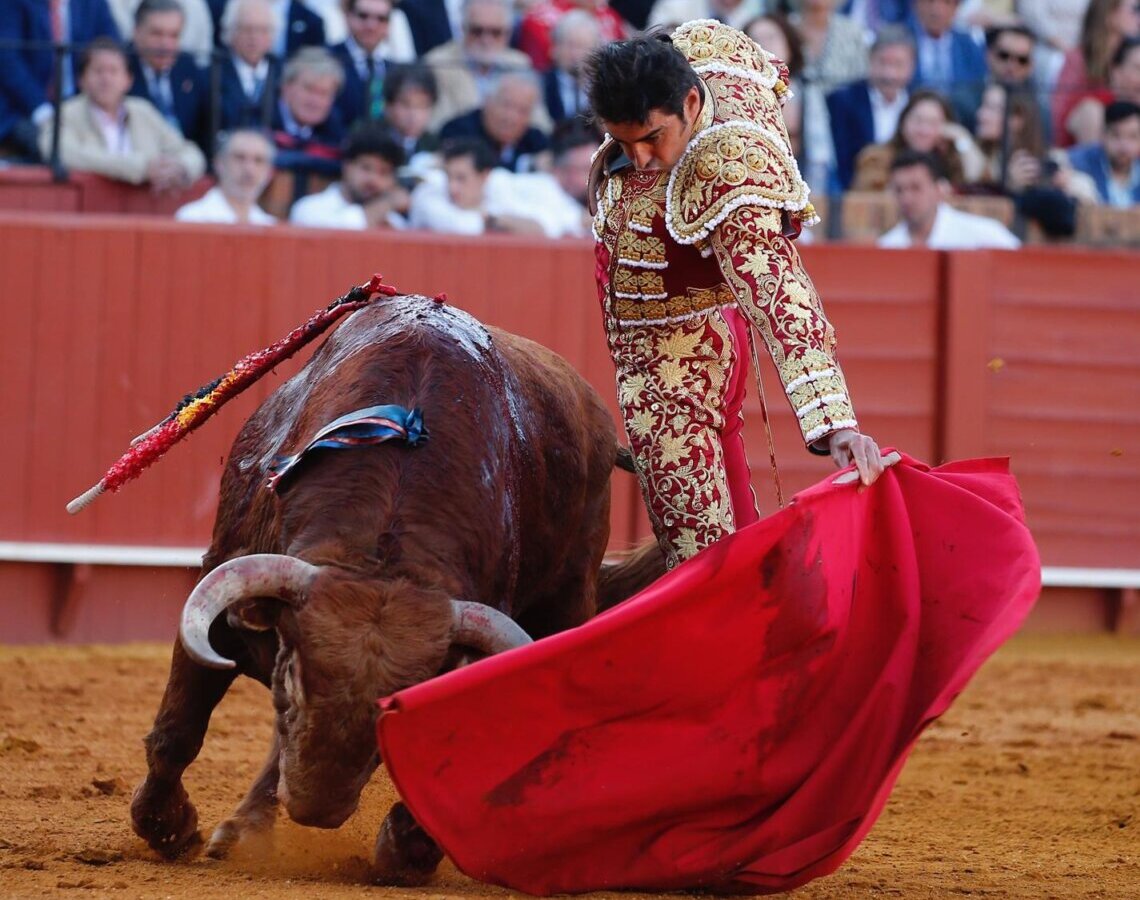 El faenón de Perera y la bravura de Anárquico, entre la maldición del descabello