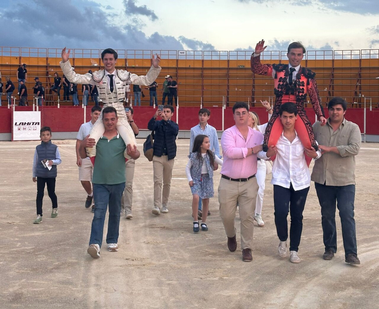 Víctor Acebo, cinco orejas en solitario tras ser cogido José María Trigueros