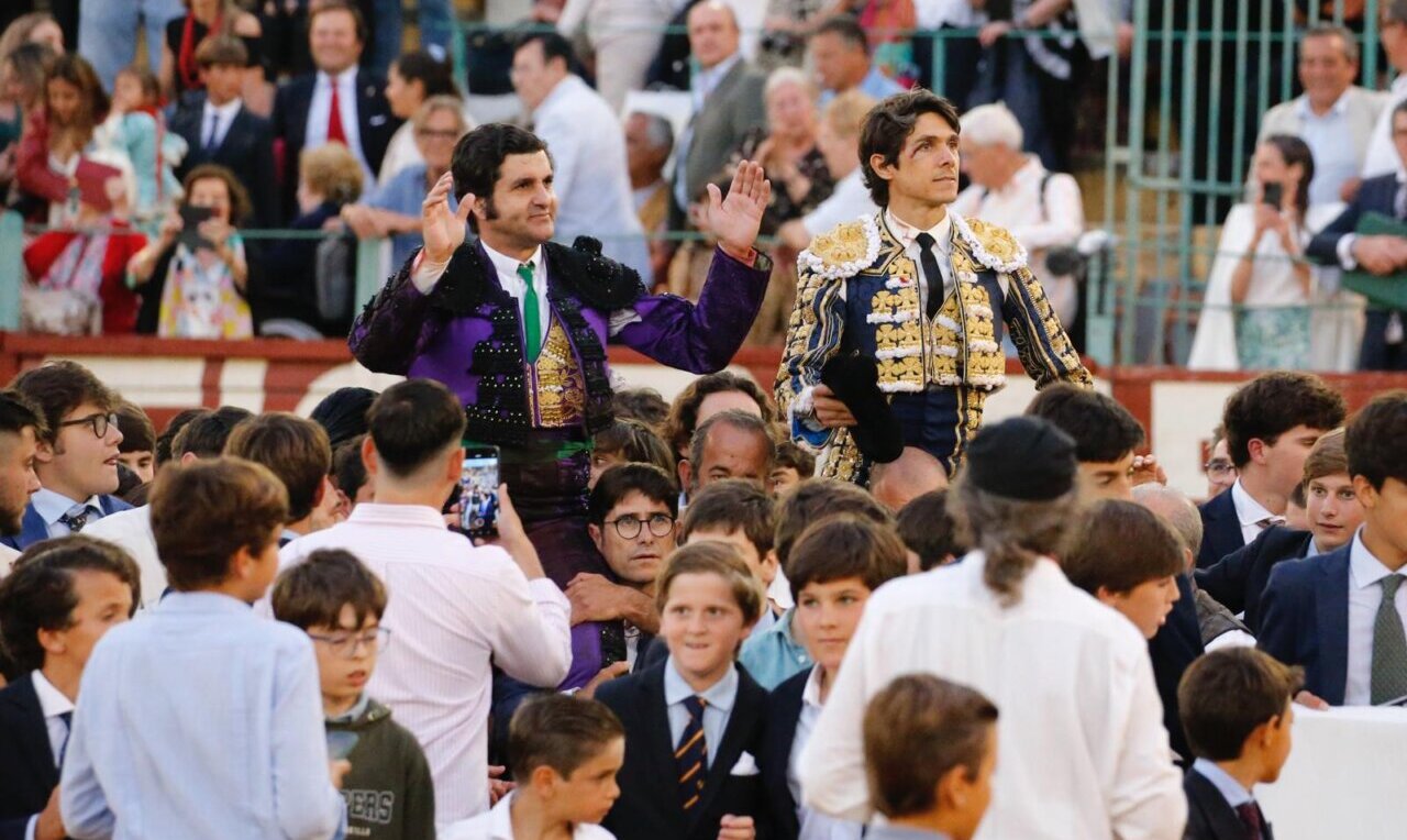 Morante revienta Jerez con una faena antológica y sale en hombros con Castella