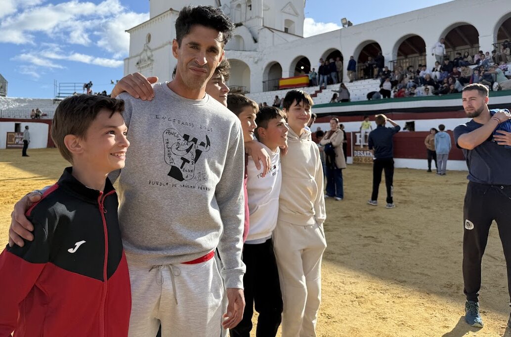 Talavante sorprende a los niños en los encierros de Puebla de Sancho Pérez