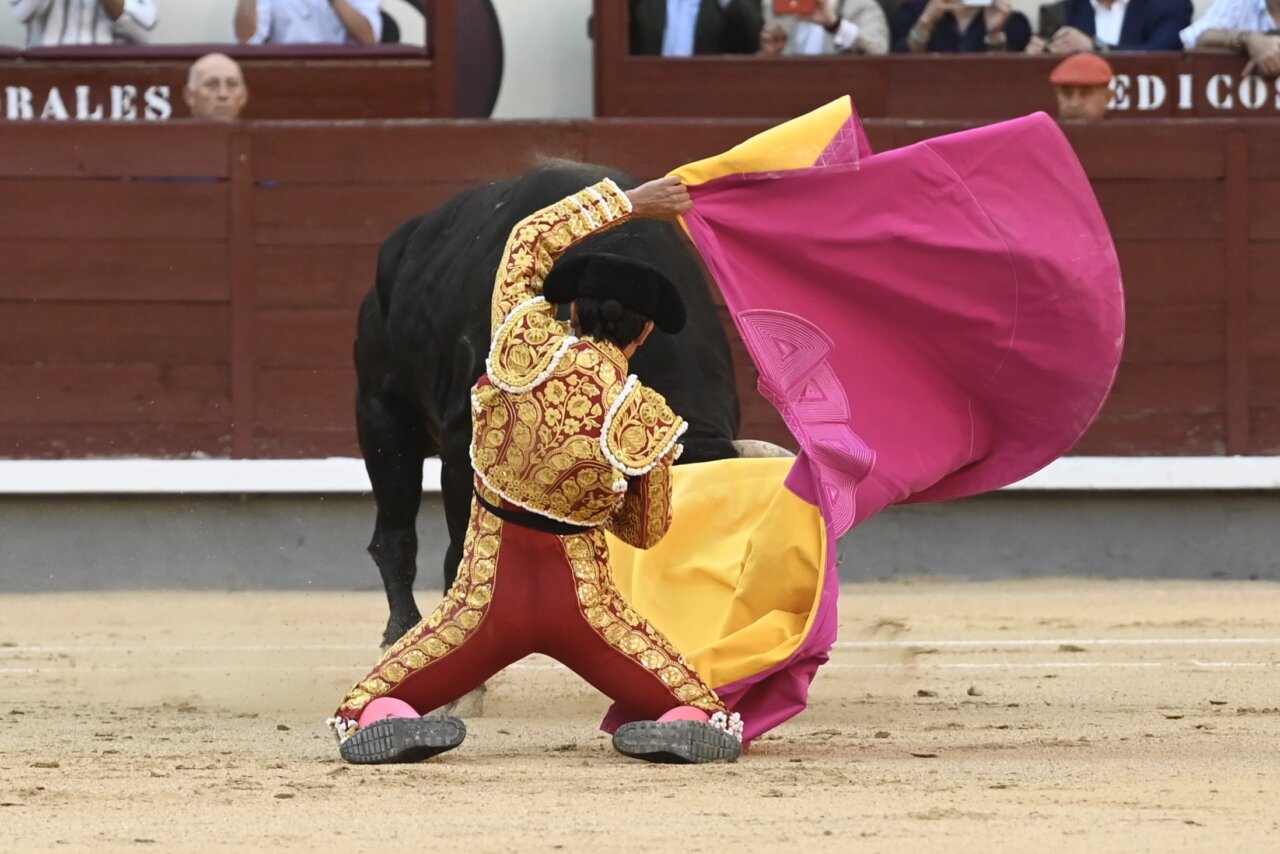 A portagayola un heroico Juan de Castilla tras ser operado de dos cornadas
