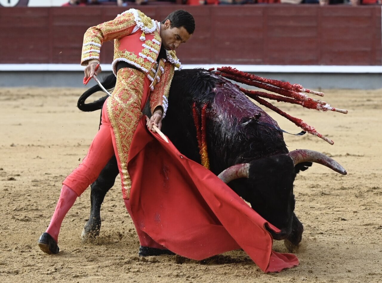 La mansedumbre de José Enrique Fraile acaba con el día del patrón