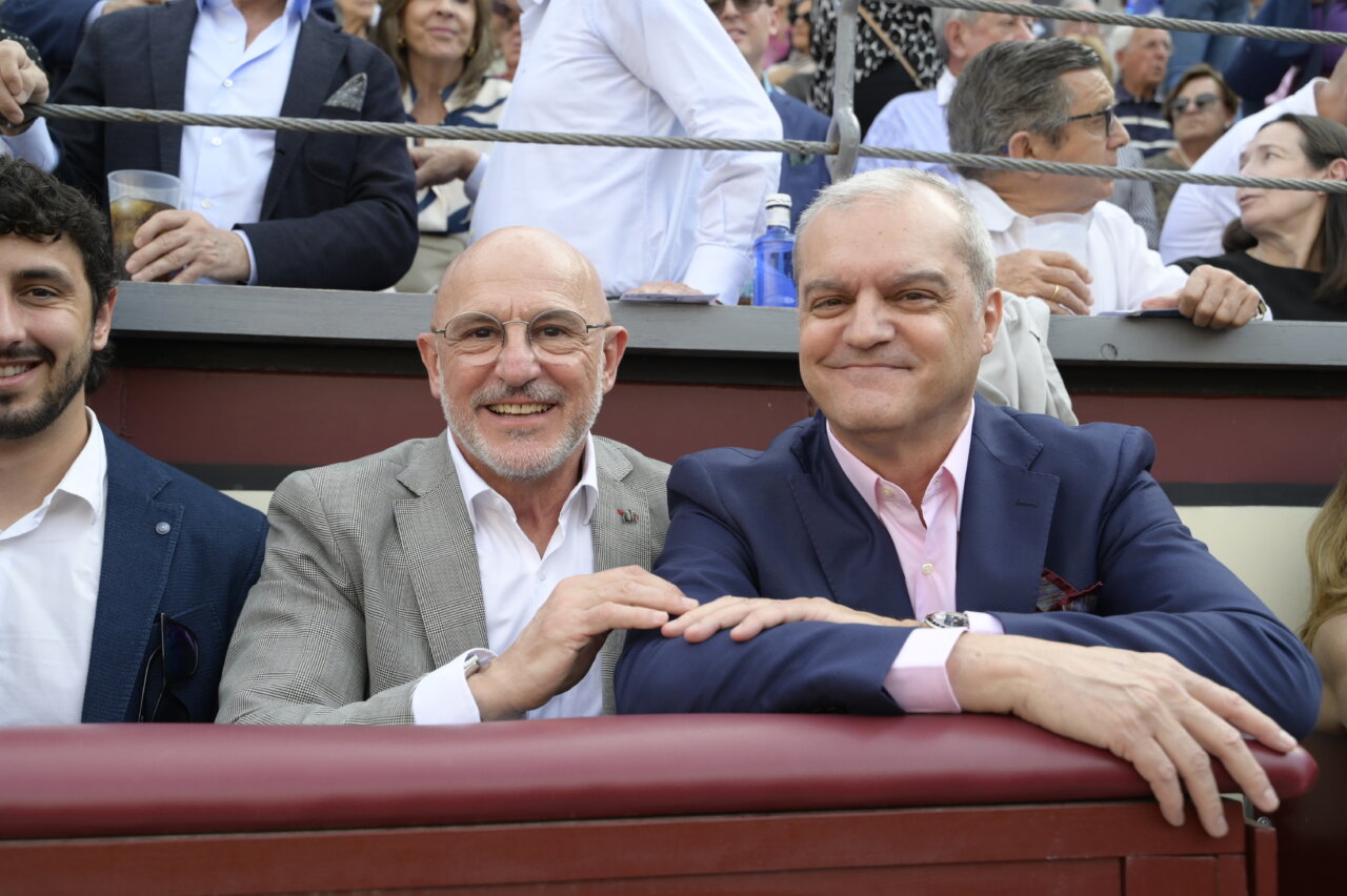 Elegancia en tendidos y barreras para la corrida dominical de Las Ventas