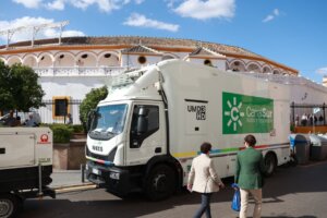 Uno de los camiones de Canal Sur, frente a la Real Maestranza de Sevilla.