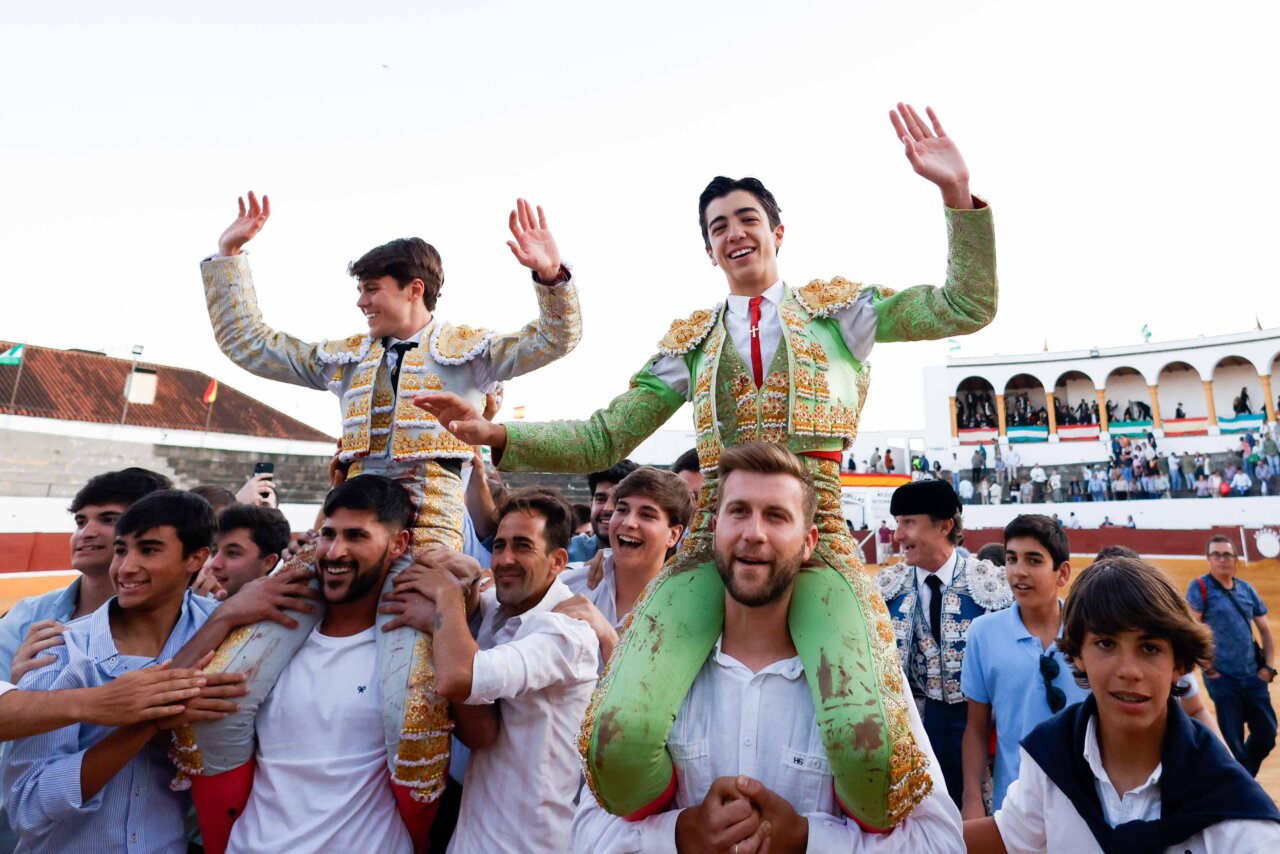 Gran debut de Guillermo Luna, a hombros con Marco Pérez en Aracena