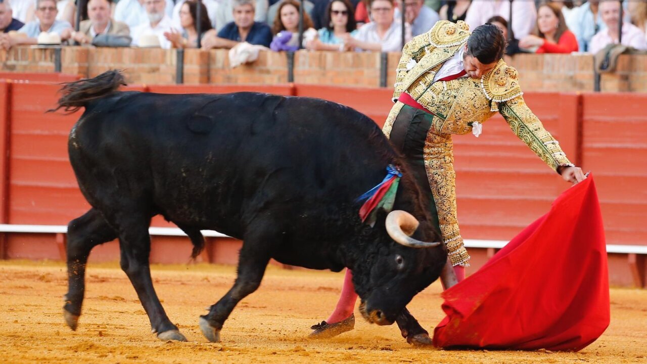 Morante forma un alboroto con una faena clamorosa en Sevilla
