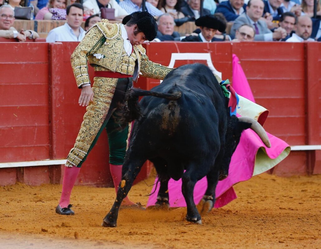 Morante rescata y borda el toreo a una mano en Sevilla
