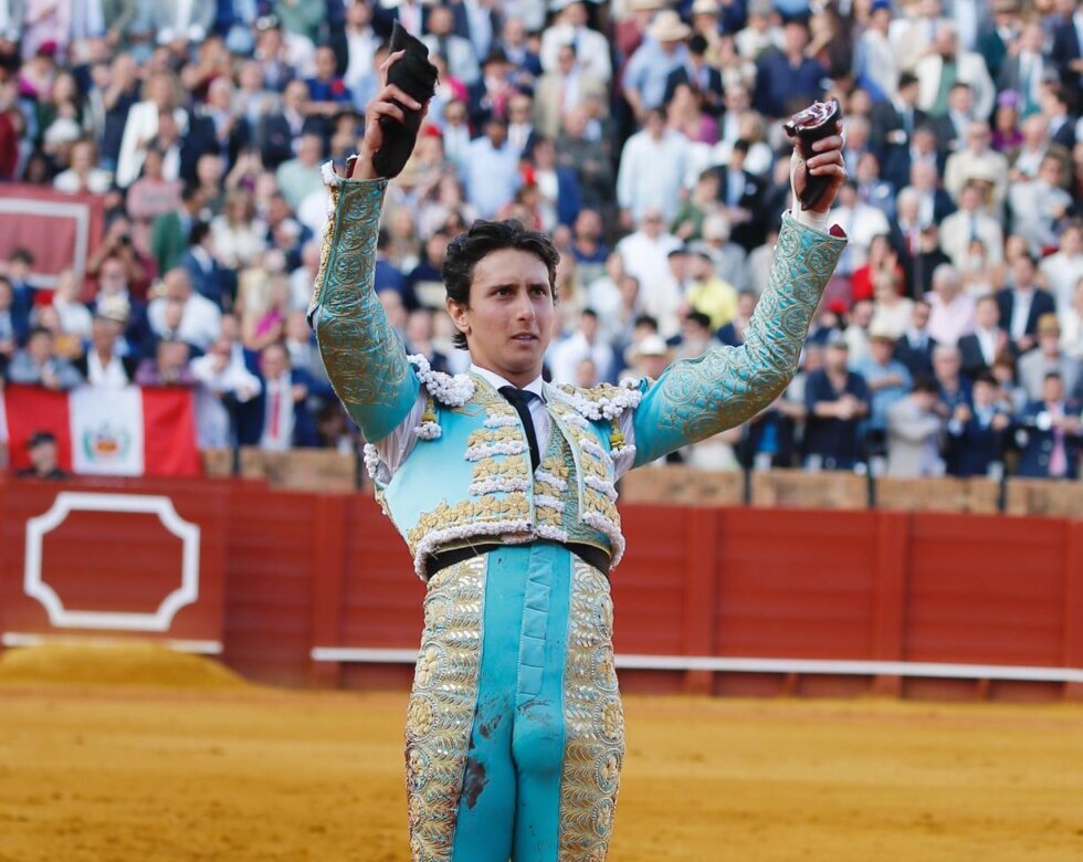 Roca Rey acaricia el cielo de Sevilla