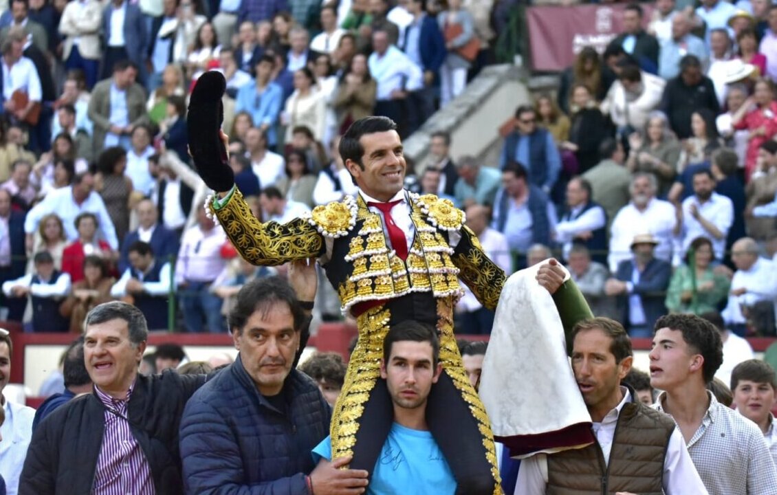 Maciza puerta grande de Emilio de Justo en Valladolid