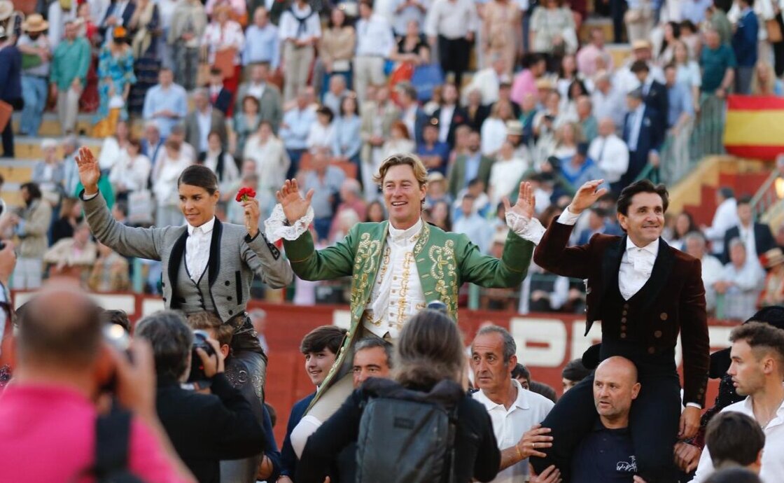 Un Diego Ventura sin límites, a hombros con Rui Fernandes y Lea Vicens en Jerez