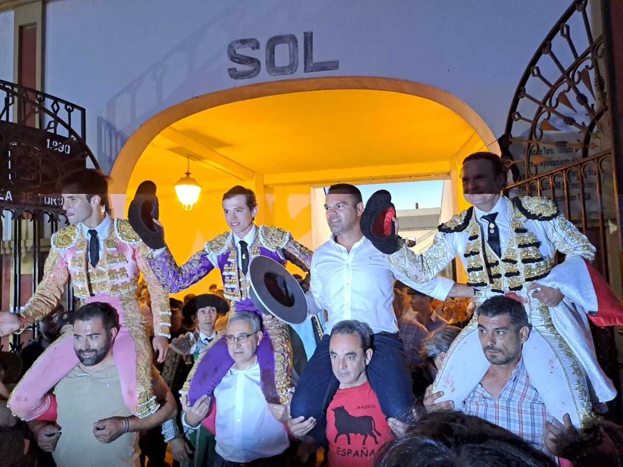 Todos a hombros en una tarde para recordar en Yecla