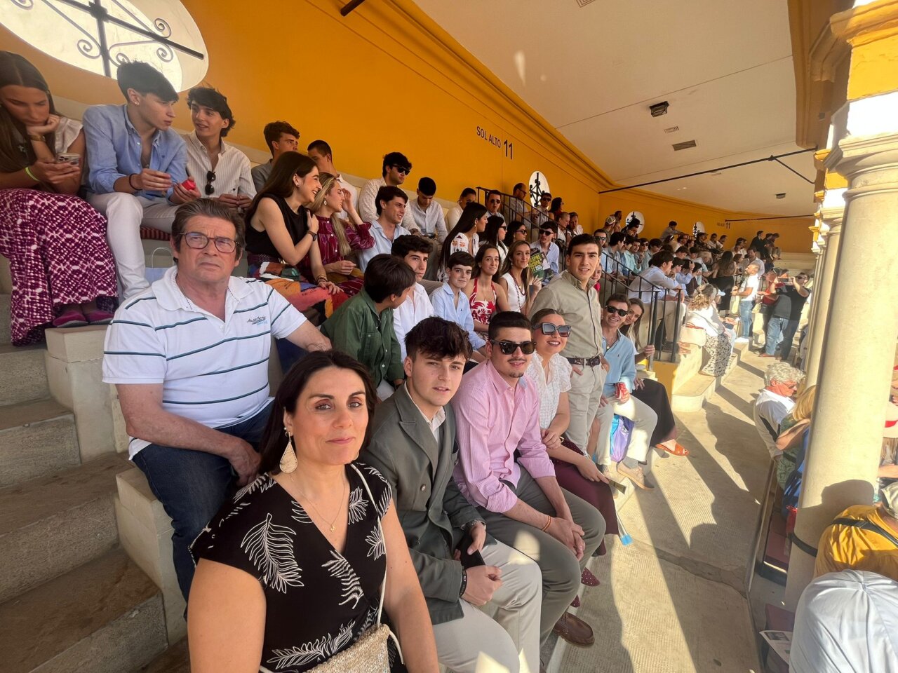 El novillero Pepe Martínez, anfitrión de los más de 150 estudiantes invitados por Pagés en la novillada de Sevilla