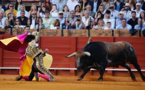Esaú Fernández, a portagayola en Sevilla. Foto: Arjona