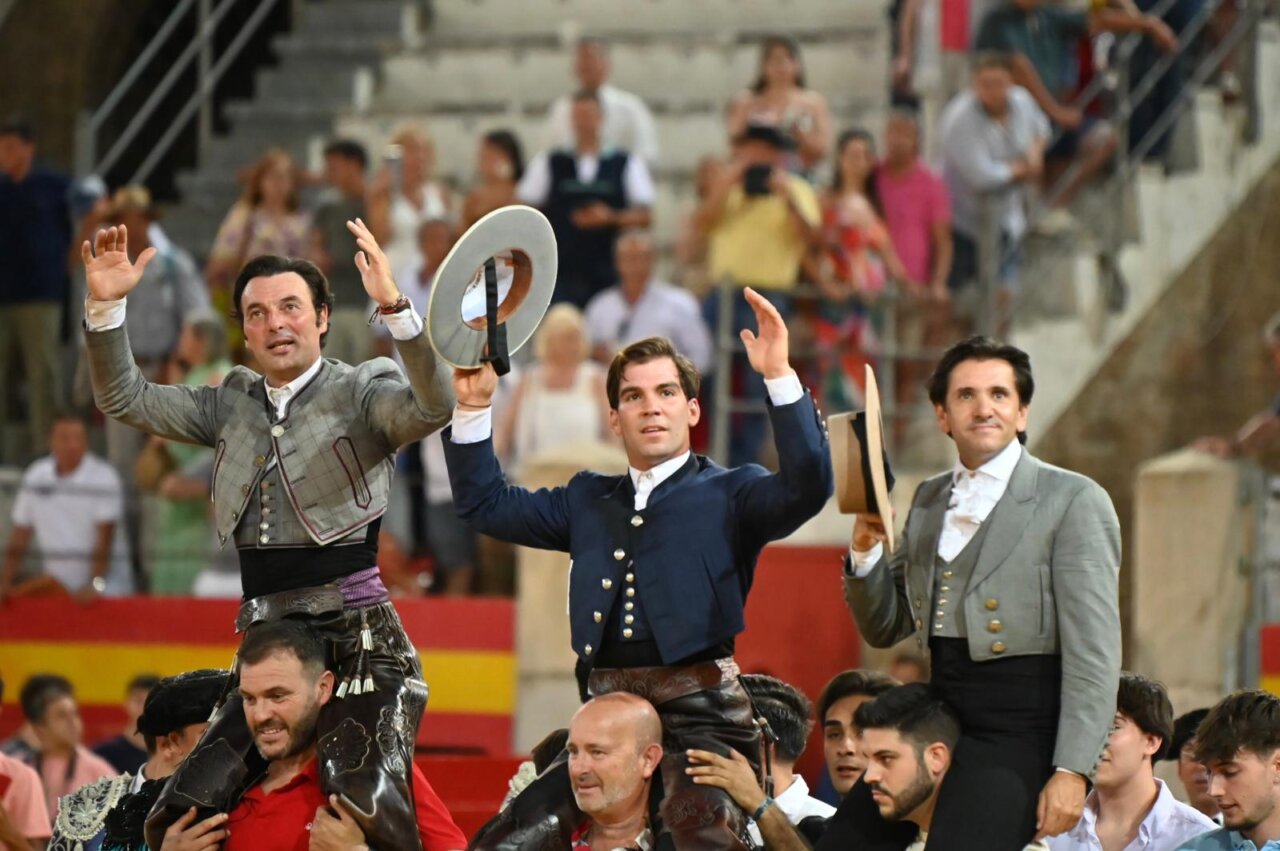 La terna a hombros en Granada en una tarde entretenida de rejones