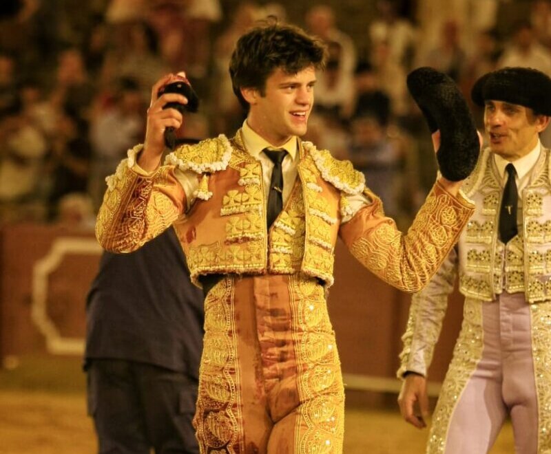 Oreja y vuelta al ruedo a la entrega de Cristiano Torres en Sevilla