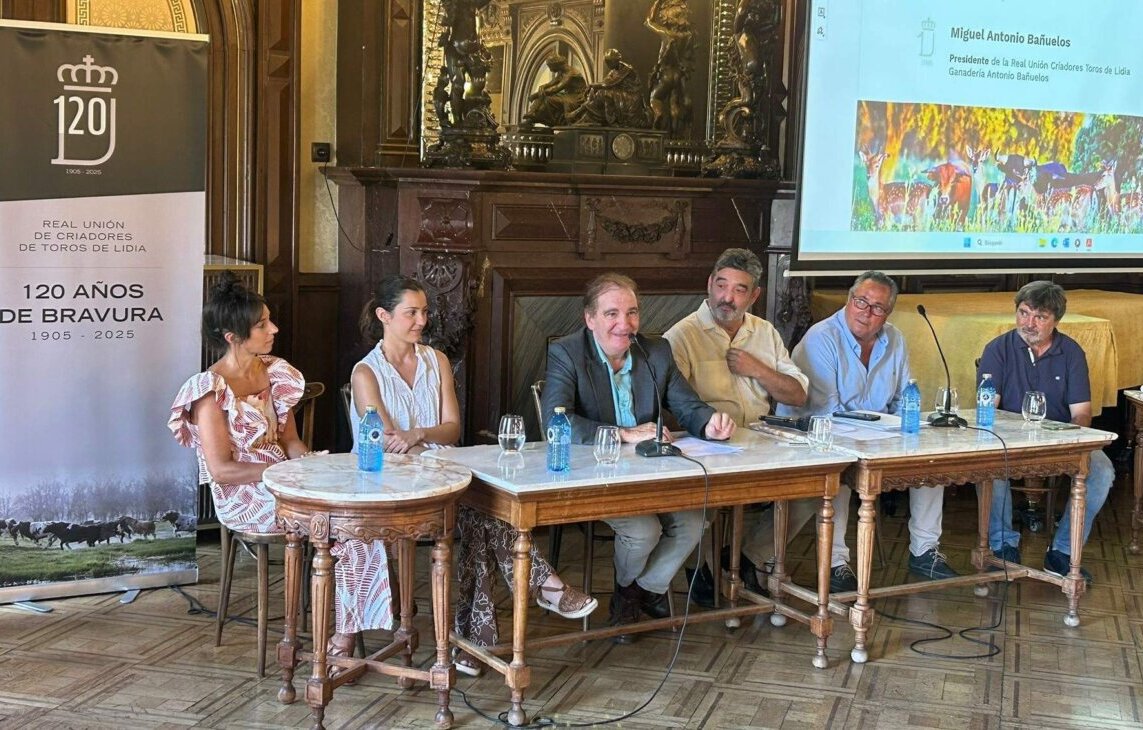 Pamplona reivindica el papel de los ganaderos: "Los intereses de algunos políticos locales no tienen razón"