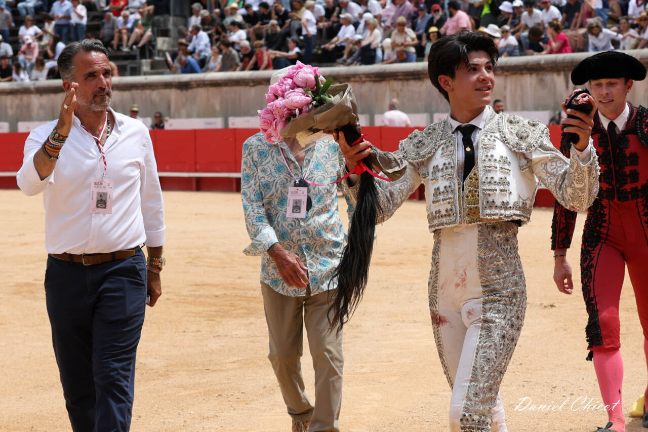 Gran triunfo de Clovis en la novillada sin caballos de Nimes: dos orejas y rabo
