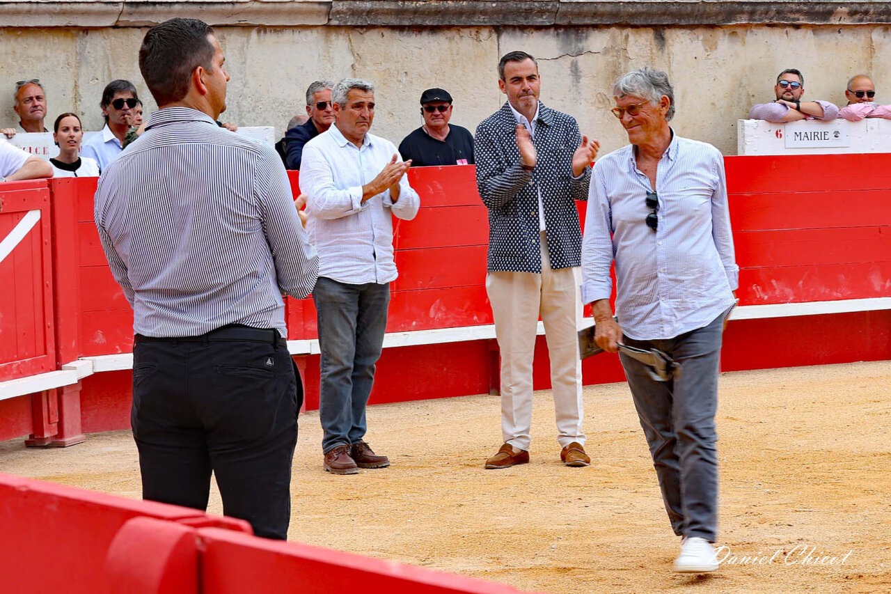 La Marsellesa y homenaje a Simón Casas en Nimes por sus 50 años de alternativa