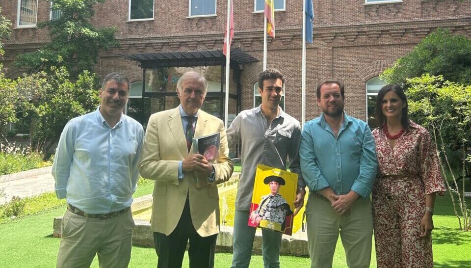 Tomás Rufo y los creadores de Taurocromos visitan a los pequeños del Hospital Niño Jesús de Madrid