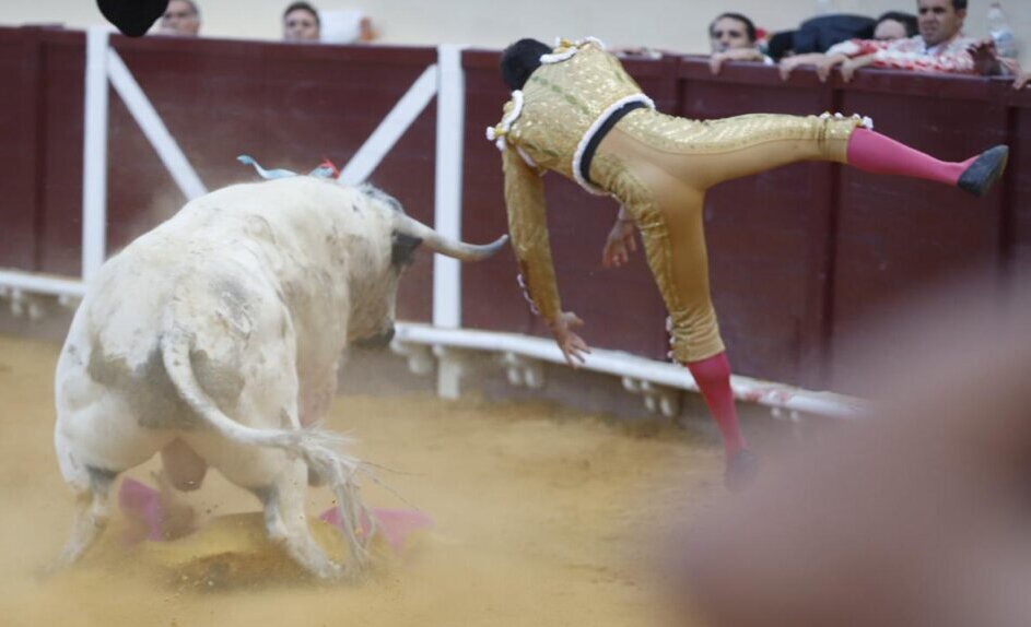Ureña se sobrepone a un volteretón y sale en hombros con Guillermo Hermoso en Vera