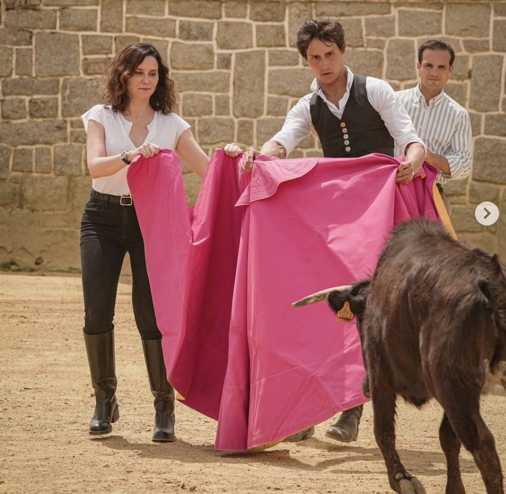 Díaz Ayuso se lanza al ruedo de la mano de Roca Rey: "Isabel, tú inspiras cada día"