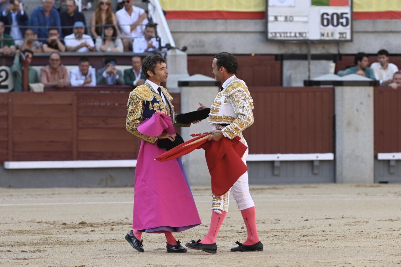 Ferrera "se saca a los medios" de Las Ventas a Robleño en un sentido brindis de despedida