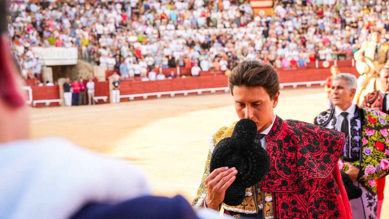Roca Rey, testigo de la alternativa de Aarón Palacio en Nimes